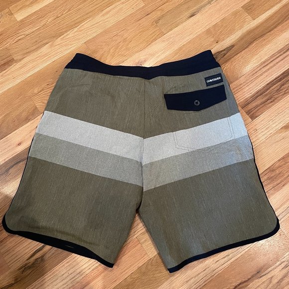 Quiksilver Men's Boardshorts Swim Trunks Size 33 Green Black Striped New - Picture 2 of 6